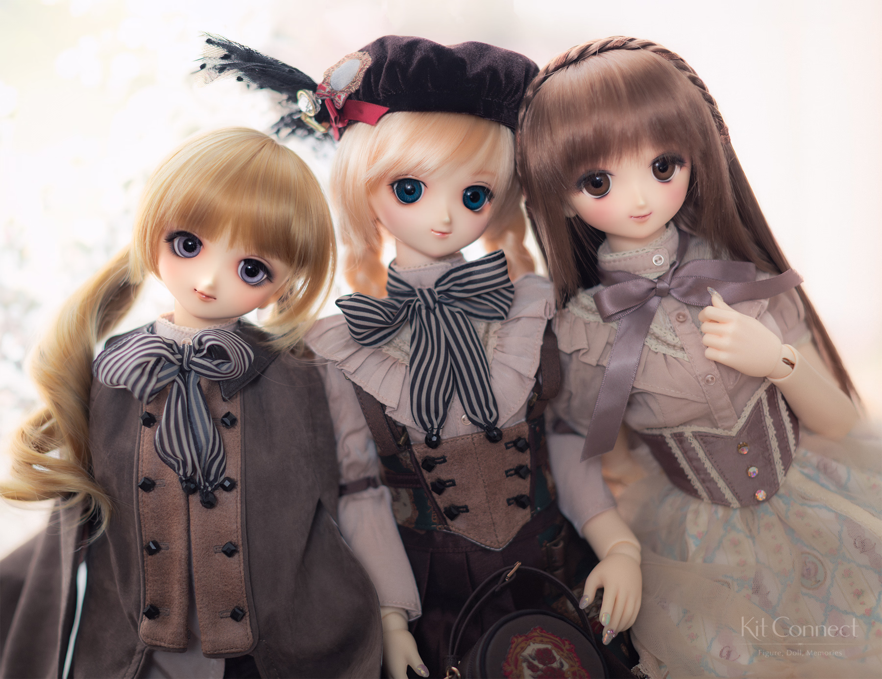 Volks Super Dollfie F-32 dolls, three girls